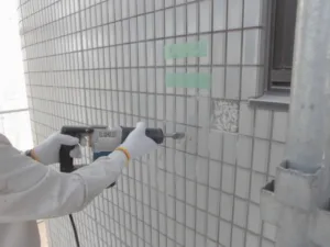 大規模修繕工事の外壁タイル撤去