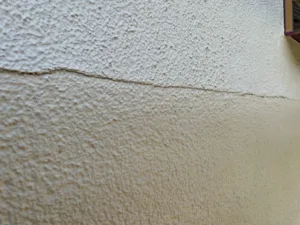 外壁のクラックの写真