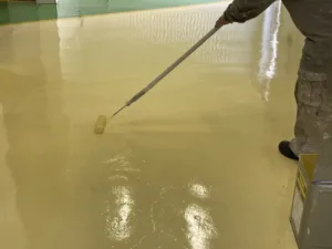 速乾性の塗床材を活用